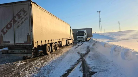 Bitlis'te Buzlanan Yolda Tır Kazası