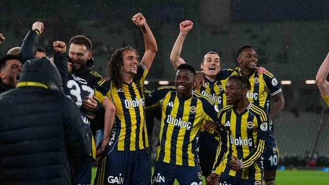 Fenerbahçe Kupayı Kaldırdı
