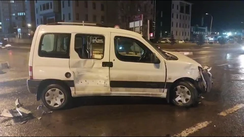 Kütahya'da Ambulans ve Otomobil Çarpıştı