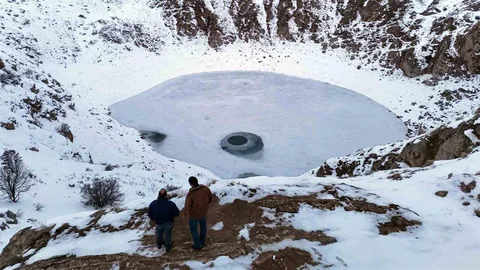 Kızılçan Gölü Soğuk Hava Nedeniyle Dondu