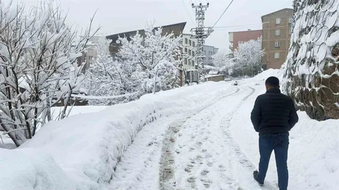 Hakkari'de 310 Yerleşim Yeri Ulaşıma Açıldı