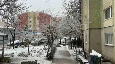 Eskişehir'de Sabah Kar Yağışı Görüldü