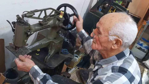 İzmir'de 60 Yıllık Ayakkabı Ustası Direnişte