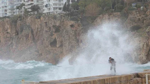 Antalya'da Fırtına Etkili Oldu