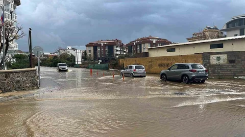 Alanya'da Fırtına ve Dolu Etkili Oldu