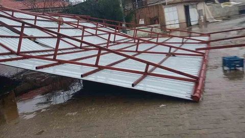 Sarıgöl'de Fırtına Maddi Hasar Yarattı