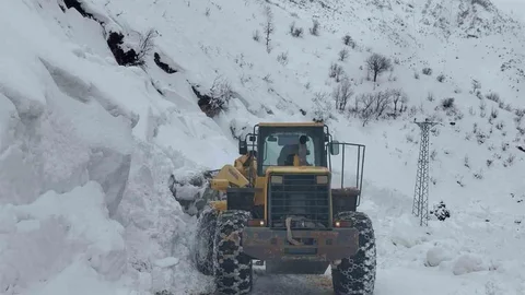 Siirt'te Mahsur Kalan Minibüs Kurtarıldı