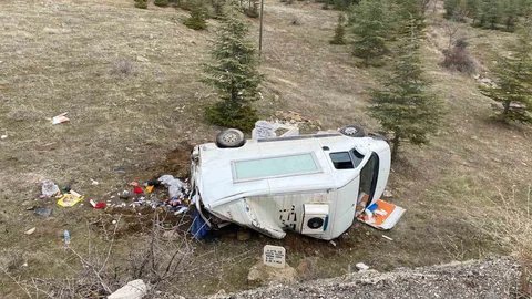 Isparta'da Kontrolden Çıkan Kamyonet Kaza Yaptı
