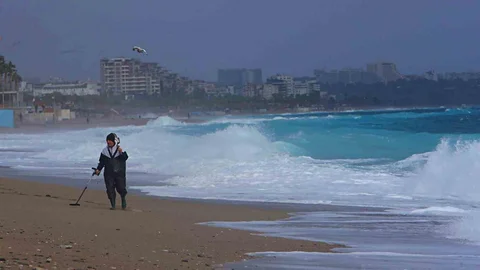 Antalya'da Define Avcıları Fırtınada Görevde