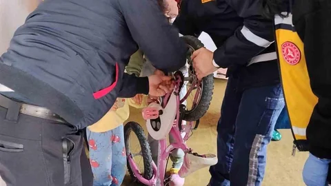 Çocuk Bisiklet Zincirine Sıkıştı, İtfaiye Kurtardı