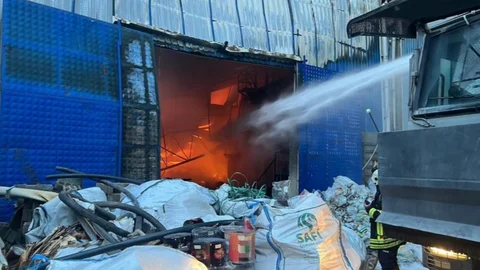 Mersin'de Plastik Depoda Yangın Çıktı