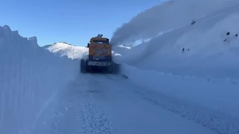 Elazığ'da Köy Yollarında Çalışmalar Devam Ediyor