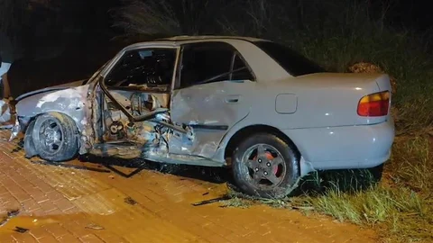 Antalya'da Direğe Çarpan Araçta Yaralanan Yok