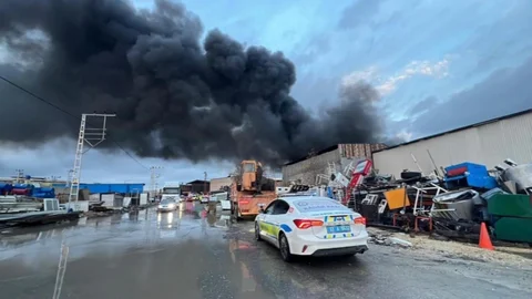 Mersin'de Plastik Depo Yangını Kontrol Altına Alındı