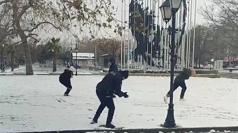 Tekirdağ'da Polis ve Çocuklar Kartopu Oynadı