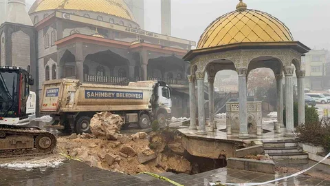 Gaziantep'te Cami Avlusu Çöktü