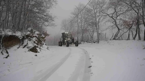 Biga'da Karla Kaplı Yollar Açıldı