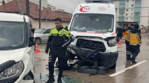 Aksaray'da Ambulans ve Ticari Araç Çarpıştı