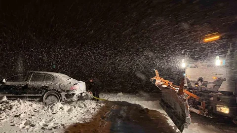 Başkale'de Otomobil Kar Saplandı
