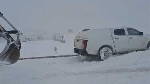 Elazığ'da Karda Mahsur Kalan Araçlar Kurtarıldı