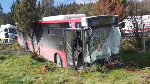 İzmir'de Otobüs ve Panelvan Çarpıştı