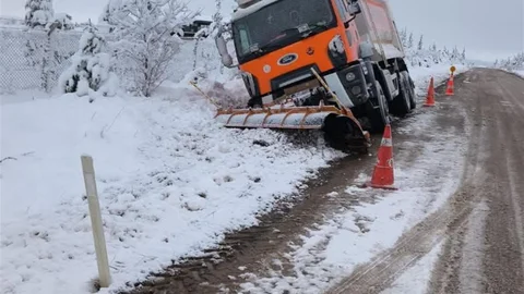 Eskişehir'de Kar Küreme Aracı Yoldan Çıktı