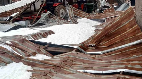 Karabük'te Mandıra Çatısı Çöktü