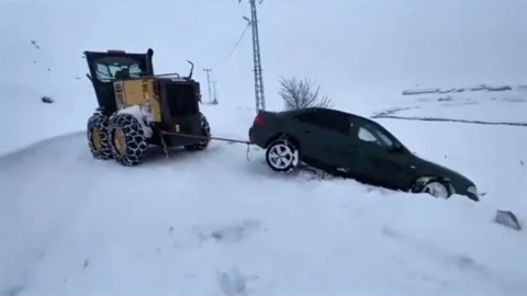 Karlıova'da Kar Mücadelesi Devam Ediyor