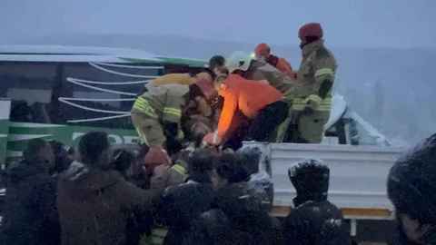 Karlı Yolda Otobüs Tıra Çarptı