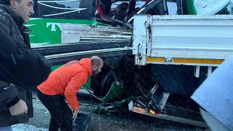 Karlı Yolda Otobüs Tırla Çarpıştı