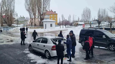 Muş'ta Çatıdan Düşen Kar Kütlesi Hasara Yol Açtı
