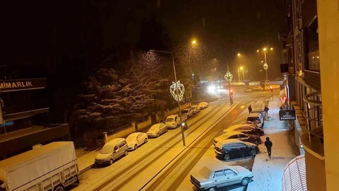 Afyonkarahisar'da Kar Yağışı Etkili Oluyor