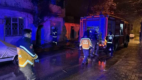 Adıyaman'da Metruk Ev Alev Alev Oldu
