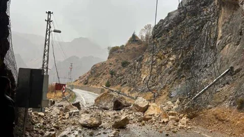 Kemaliye'de Tünel Girişi Tehlike Oluşturuyor
