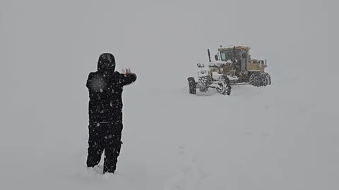 Muş'ta Gazeteciler Yol Açma Çalışmasına Destek Verdi