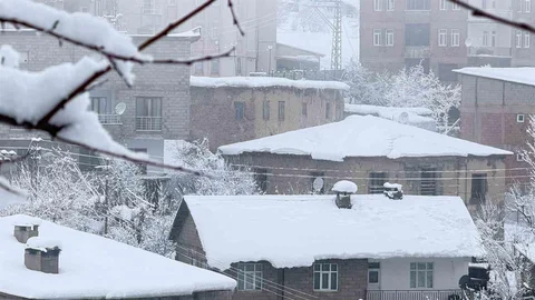 Hakkari'de 160 Yol Ulaşıma Kapandı