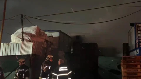 Kocaeli Çayırova'da Palet Deposunda Yangın