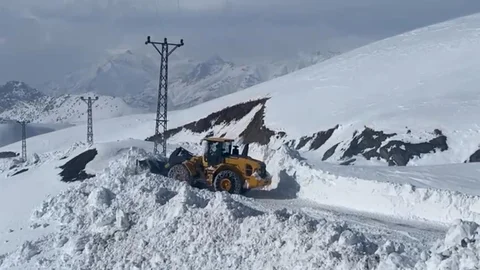 Şırnak’ta Yol Açma Çalışmalarına DSİ Katıldı