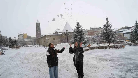 Erzurum'da Kar Yağışı Etkisini Gösteriyor
