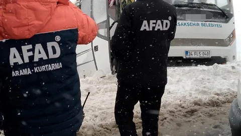 Cenaze Taşıyan Minibüs Devrildi
