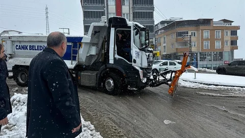 Samsun'da Karla Mücadele Çalışmaları Sürüyor
