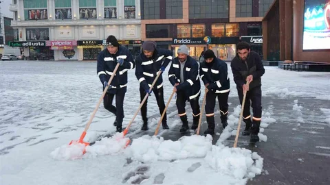 Erzincan'da Karla Mücadele Çalışmaları Devam Ediyor