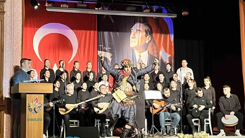 Bayındır’da Öğrencilerden Türkü Şöleni Düzenlendi