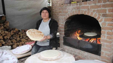 Elinin Hamuru ile Ekmek Yapıyor