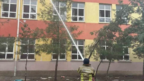Diyarbakır'da Boş Okulda Yangın Çıktı