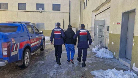 Hırsızlık suçundan aranan şahıs yakalandı.