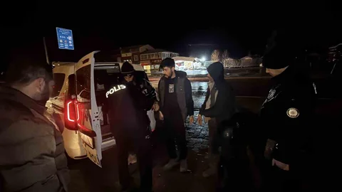 Otomobilinde Kaçak Göçmen Taşıyan Sürücü Tutuklandı