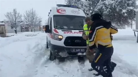 Karla Kapanan Yolda Hasta Sağlık Ekiplerine Ulaştırıldı
