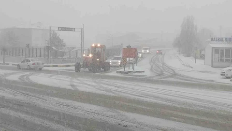 Van'da Kar Yağışı Trafiği Olumsuz Etkiledi
