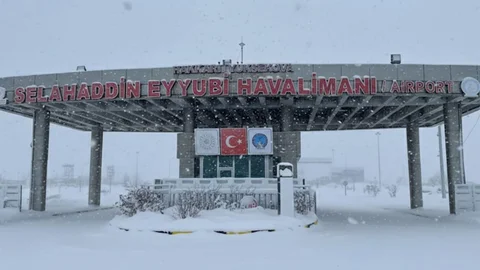 Yüksekova'da Kar Yağışı ve Sis Etkili